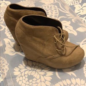 Size 7.5 tan suede booties